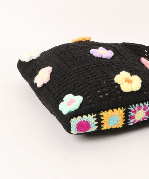 TONE SELECT GOODS(トーンセレクトグッズ)の「【urge select】カラフル フラワー かぎ編み サマーニット ショルダーバッグ【A4サイズ収納可能】(ショルダーバッグ・レディース・ベージュ/ホワイト/ブラック・FREE)」の5枚目の写真