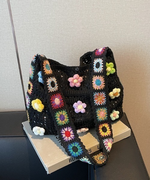 TONE SELECT GOODS(トーンセレクトグッズ)の「【urge select】カラフル フラワー かぎ編み サマーニット ショルダーバッグ【A4サイズ収納可能】(ショルダーバッグ・レディース・ベージュ/ホワイト/ブラック・FREE)」の2枚目の写真