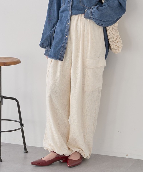 earth music&ecology(アースミュージックアンドエコロジー)の「総レースカーゴパンツ(カーゴパンツ・レディース・ブラック/アイボリー・FREE)」の1枚目の写真