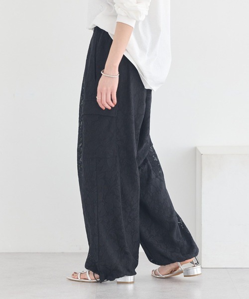 earth music&ecology(アースミュージックアンドエコロジー)の「総レースカーゴパンツ(カーゴパンツ・レディース・ブラック/アイボリー・FREE)」の2枚目の写真