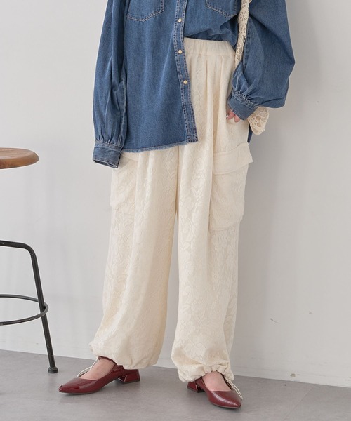 earth music&ecology(アースミュージックアンドエコロジー)の「総レースカーゴパンツ(カーゴパンツ・レディース・ブラック/アイボリー・FREE)」の3枚目の写真