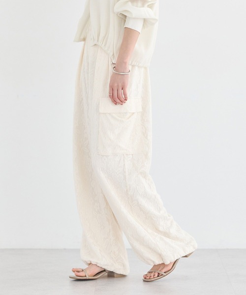 earth music&ecology(アースミュージックアンドエコロジー)の「総レースカーゴパンツ(カーゴパンツ・レディース・ブラック/アイボリー・FREE)」の7枚目の写真