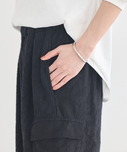 earth music&ecology(アースミュージックアンドエコロジー)の「総レースカーゴパンツ(カーゴパンツ・レディース・ブラック/アイボリー・FREE)」の17枚目の写真