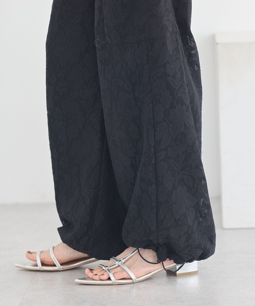 earth music&ecology(アースミュージックアンドエコロジー)の「総レースカーゴパンツ(カーゴパンツ・レディース・ブラック/アイボリー・FREE)」の19枚目の写真