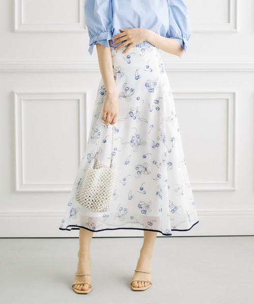 tocco closet(トッコ クローゼット)の「バックレースアップチェリー×リボンプリントシアーフレアスカート(スカート・レディース・レッド/ネイビー・M)」の2枚目の写真