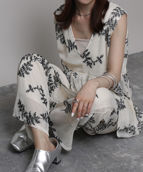 NYLAUS(ナイラス)の「【SG】ボタニカル刺繍メッシュペプラムベスト(ベスト・レディース・アイボリー/ブラック・M)」の2枚目の写真