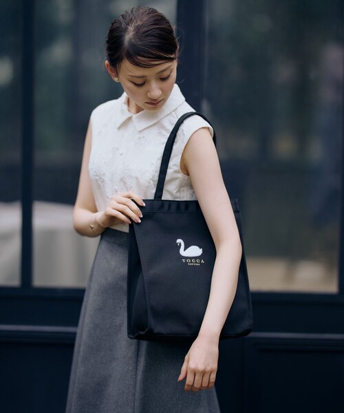 TOCCA(トッカ)の「PUFFY ICON SUBBAG サブバッグ(トートバッグ・レディース・ライトグレー系/ブラック系/ベージュ系5/ネイビー系・F)」の2枚目の写真