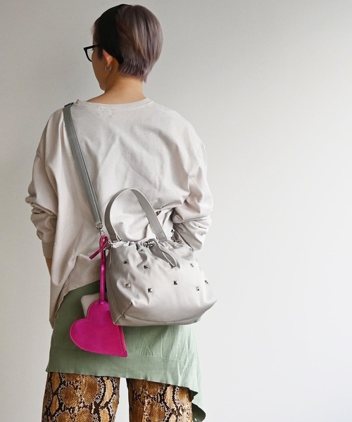 COMMON WARE(コモンウェアー)の「EM:cheek チーク スタッズ heart pouch studs 2way shoulder(ショルダーバッグ・レディース・ブラック/カーキ/グレー/パープル・FREE)」の1枚目の写真
