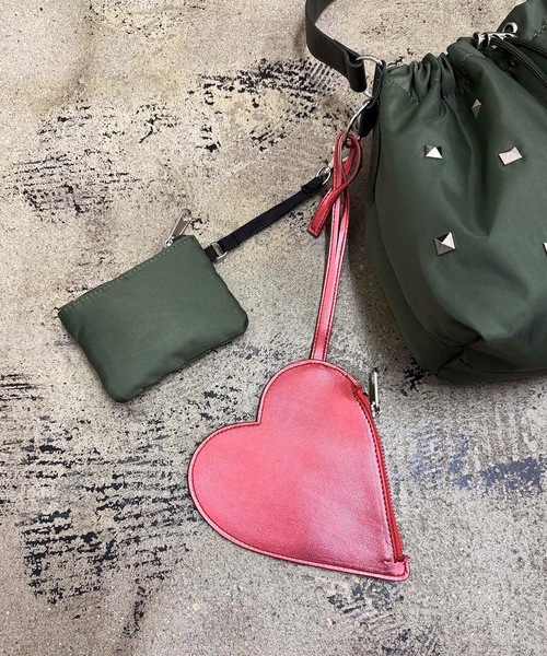 COMMON WARE(コモンウェアー)の「EM:cheek チーク スタッズ heart pouch studs 2way shoulder(ショルダーバッグ・レディース・ブラック/カーキ/グレー/パープル・FREE)」の5枚目の写真