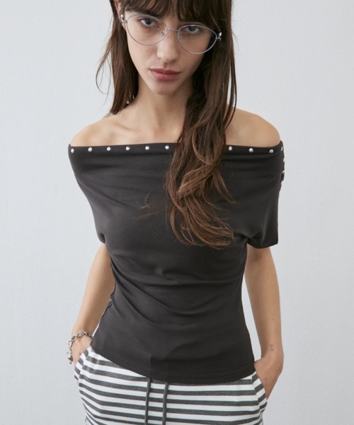 Rohwel(ローウェル)の「Stud Off-Shoulder Top / スタッズオフショルダートップス(Tシャツ/カットソー・レディース・ホワイト/イエロー/グレー・FREE)」の2枚目の写真
