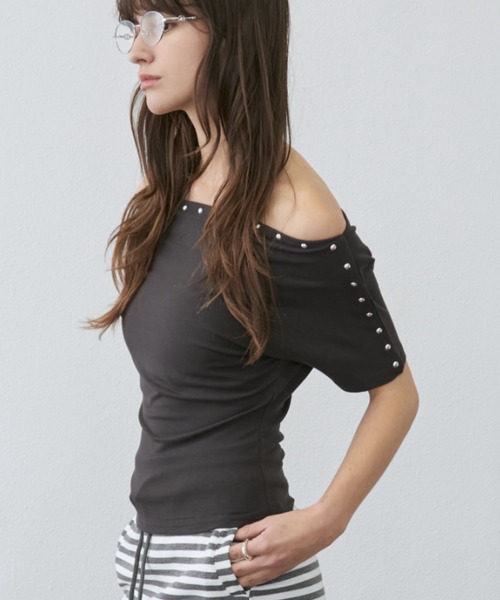 Rohwel(ローウェル)の「Stud Off-Shoulder Top / スタッズオフショルダートップス(Tシャツ/カットソー・レディース・ホワイト/イエロー/グレー・FREE)」の4枚目の写真