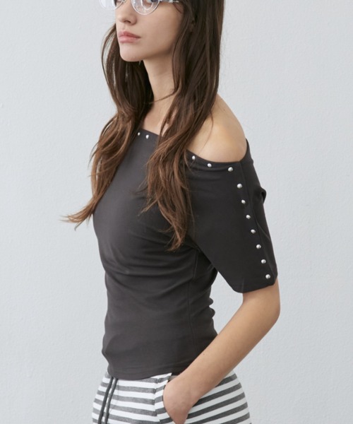 Rohwel(ローウェル)の「Stud Off-Shoulder Top / スタッズオフショルダートップス(Tシャツ/カットソー・レディース・ホワイト/イエロー/グレー・FREE)」の5枚目の写真