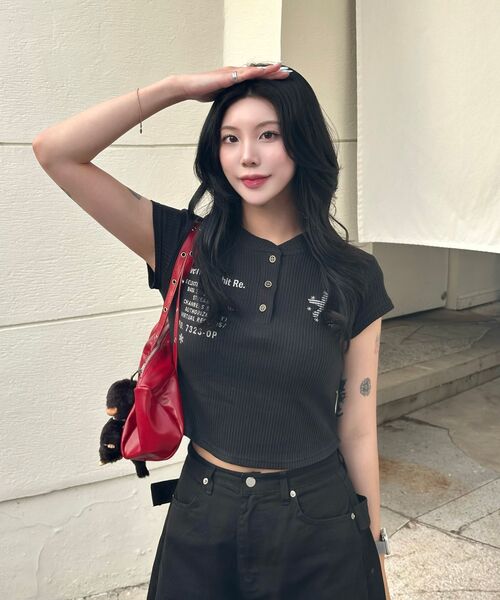 VENHIT(ベンヒット)の「スターフィッシュ ヘンリーネック ワッフル スリムフィット Tシャツ(Tシャツ/カットソー・レディース・アイボリー/ブラック/ブラウン・FREE)」の5枚目の写真