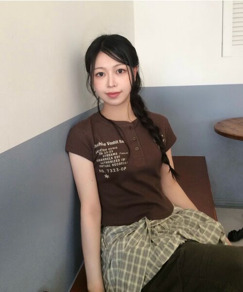 VENHIT(ベンヒット)の「スターフィッシュ ヘンリーネック ワッフル スリムフィット Tシャツ(Tシャツ/カットソー・レディース・アイボリー/ブラック/ブラウン・FREE)」の6枚目の写真