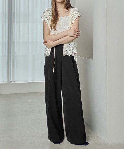 soyun(ソユン)の「ベルト付きワイドストレートパンツ(スラックス・レディース・ブラック/チャコールグレー・SMALL/MEDIUM/LARGE)」の13枚目の写真