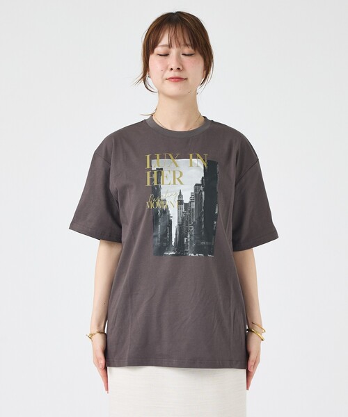 EMMA　ROUGE VIF（エマルージュヴィフ）の「コットンフォトロゴTシャツ/半袖/春服/夏服/洗濯機洗い可能（Tシャツ/カットソー・レディース・チャコールグレー/オフホワイト・フリー）」の3枚目の写真