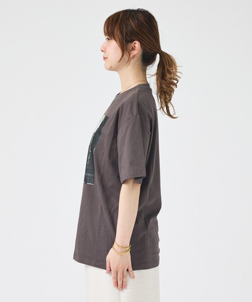 EMMA　ROUGE VIF（エマルージュヴィフ）の「コットンフォトロゴTシャツ/半袖/春服/夏服/洗濯機洗い可能（Tシャツ/カットソー・レディース・チャコールグレー/オフホワイト・フリー）」の4枚目の写真