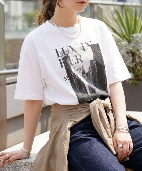 EMMA　ROUGE VIF（エマルージュヴィフ）の「コットンフォトロゴTシャツ/半袖/春服/夏服/洗濯機洗い可能（Tシャツ/カットソー・レディース・チャコールグレー/オフホワイト・フリー）」の2枚目の写真