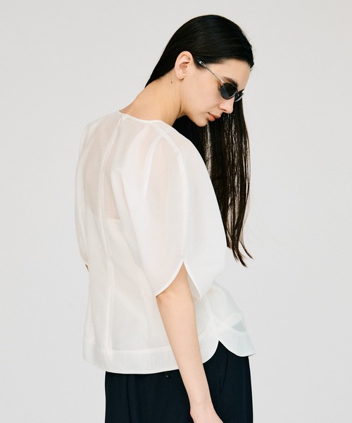 PRANK PROJECT(プランクプロジェクト)の「【2026Summer Pre-Order】オーガンジーパフトップ / Organza Puff-Sleeve Top(シャツ/ブラウス・レディース・アイボリー/ブラック・FREE)」の8枚目の写真