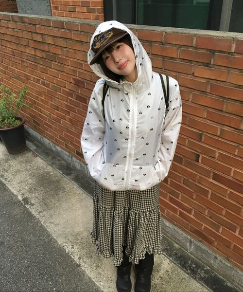 KKEEE（ケーケーイーイー）の「シグネチャーシースルーウィンドブレーカー（ナイロンジャケット・レディース・アイボリー/ブラック・FREE）」の8枚目の写真