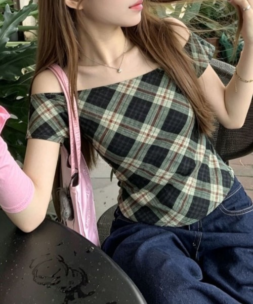 AMAJI（アマジ）の「チェック柄 オフショルダー 半袖Tシャツ（Tシャツ/カットソー・レディース・マルチ・FREE）」の2枚目の写真