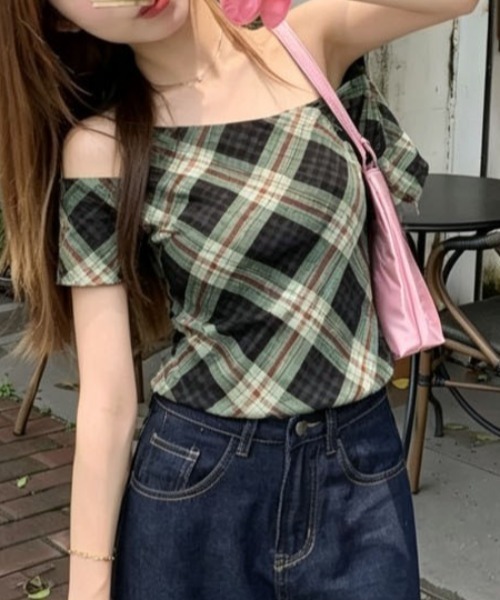 AMAJI（アマジ）の「チェック柄 オフショルダー 半袖Tシャツ（Tシャツ/カットソー・レディース・マルチ・FREE）」の3枚目の写真