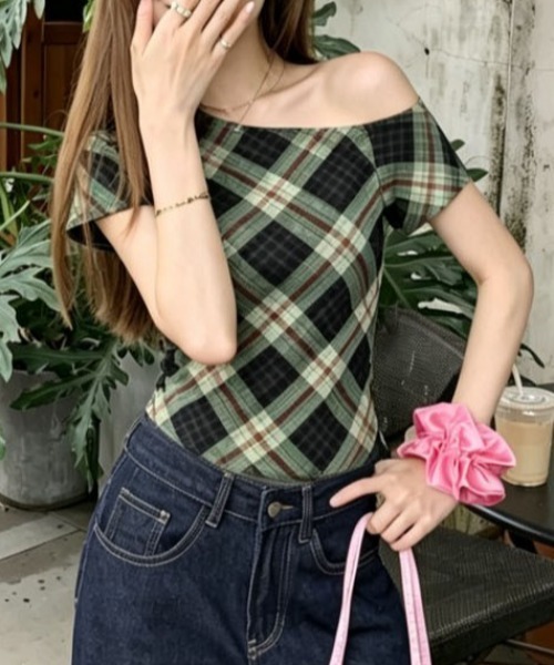 AMAJI（アマジ）の「チェック柄 オフショルダー 半袖Tシャツ（Tシャツ/カットソー・レディース・マルチ・FREE）」の4枚目の写真