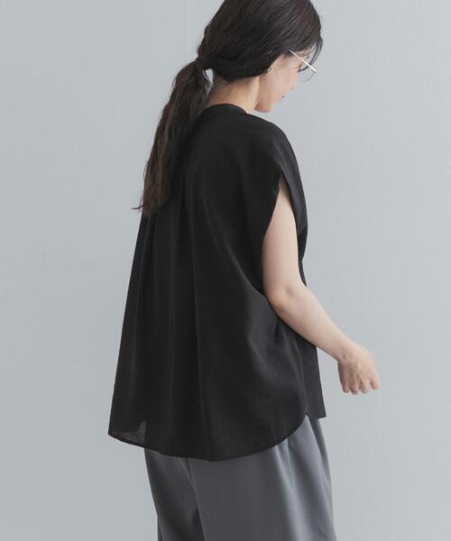 URBAN RESEARCH DOORS（アーバンリサーチドアーズ）の「『一部WEB限定カラー』ショルダータックバンドカラーシャツ（シャツ/ブラウス・レディース・ベージュ系その他/ブラック/ライトブルー/イエロー・FREE）」の5枚目の写真