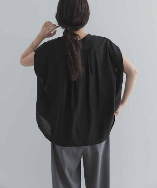 URBAN RESEARCH DOORS（アーバンリサーチドアーズ）の「『一部WEB限定カラー』ショルダータックバンドカラーシャツ（シャツ/ブラウス・レディース・ベージュ系その他/ブラック/ライトブルー/イエロー・FREE）」の6枚目の写真