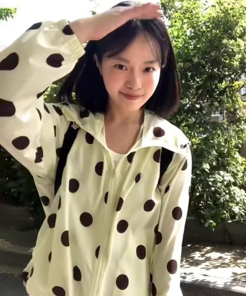 AsheKsha(アシクシャ)の「大きな水玉柄のフード付き日焼け止めジャケット(その他アウター・レディース・イエロー・M)」の11枚目の写真