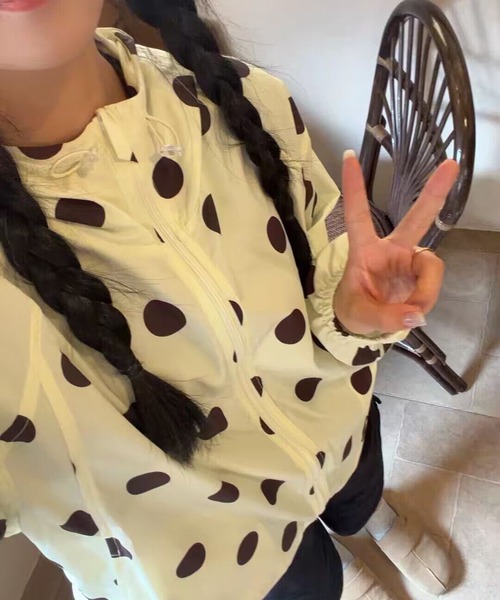 AsheKsha(アシクシャ)の「大きな水玉柄のフード付き日焼け止めジャケット(その他アウター・レディース・イエロー・M)」の8枚目の写真