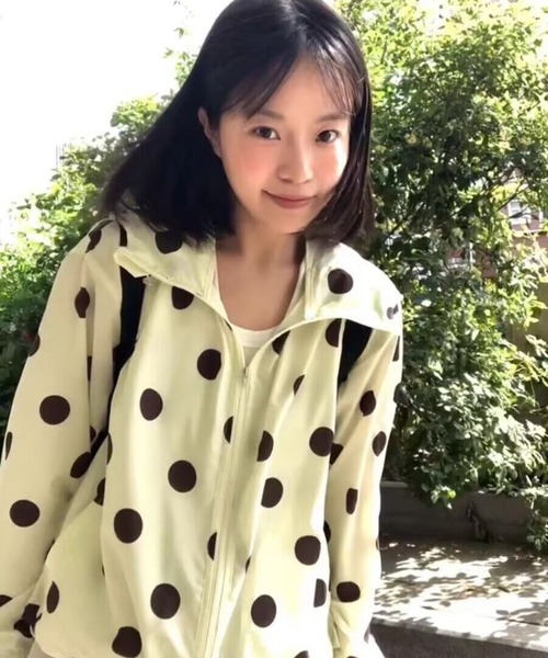 AsheKsha(アシクシャ)の「大きな水玉柄のフード付き日焼け止めジャケット(その他アウター・レディース・イエロー・M)」の7枚目の写真
