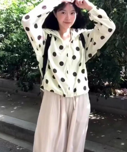 AsheKsha(アシクシャ)の「大きな水玉柄のフード付き日焼け止めジャケット(その他アウター・レディース・イエロー・M)」の6枚目の写真