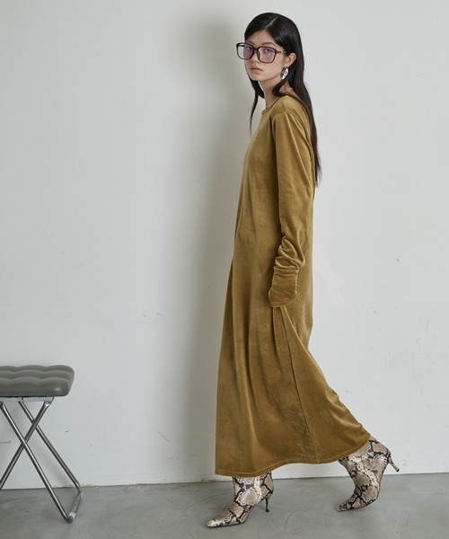THE YOn(ザヨン)の「ロゴ刺繍ベロアワンピース(ワンピース・レディース・オリーブ/プラム/ブラウン・FREE)」の1枚目の写真