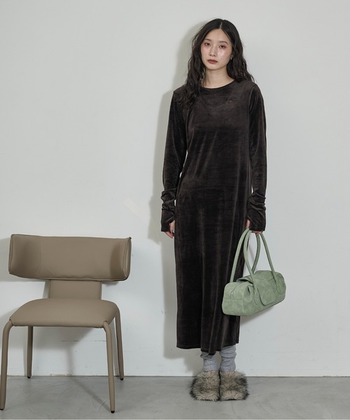 THE YOn(ザヨン)の「ロゴ刺繍ベロアワンピース(ワンピース・レディース・オリーブ/プラム/ブラウン・FREE)」の22枚目の写真