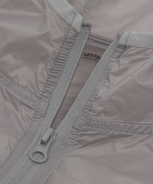 LETTERCOMO(レテルコモ)の「ライトシアーフードジャケット シルバーグレー(ナイロンジャケット・レディース・ライトグレー・MEDIUM/LARGE/X-LARGE)」の3枚目の写真