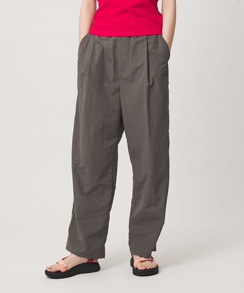 NICE WEATHER(ナイスウェザー)の「<NICE WEATHER>1タック ナイロンイージーパンツ(その他パンツ・レディース・ダークグレー/ダークブラウン・S/M)」の1枚目の写真