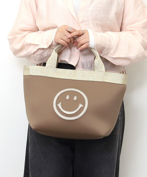 COOCO(クーコ)の「SMILEY ダイバー素材xラメハンドル2WAYトートバッグ(トートバッグ・レディース・ベージュ/カモフラージュ/ブラック・FREE)」の2枚目の写真