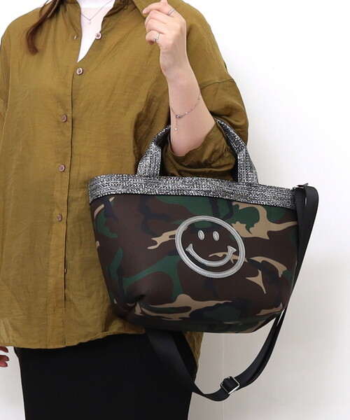COOCO(クーコ)の「SMILEY ダイバー素材xラメハンドル2WAYトートバッグ(トートバッグ・レディース・ベージュ/カモフラージュ/ブラック・FREE)」の3枚目の写真