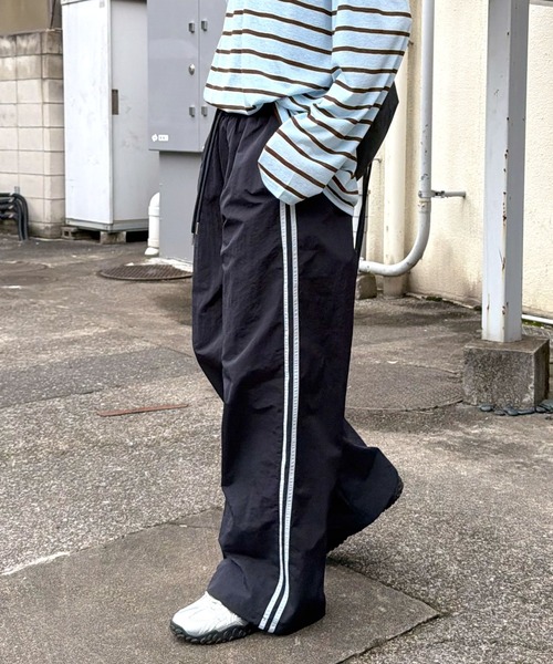 ABYS（アビス）の「【ドローコード付き】サイドライントラックナイロンパンツ（その他パンツ・レディース・ネイビー/ブラウン/レッド・MEDIUM/LARGE）」の3枚目の写真