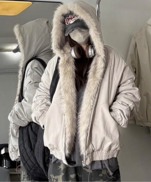 LAMPOON(ランプーン)の「フェイクファーフードブルゾン(ブルゾン・レディース・グレー/ブラック・SMALL/MEDIUM/LARGE/X-LARGE)」の2枚目の写真