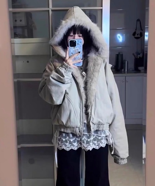 LAMPOON(ランプーン)の「フェイクファーフードブルゾン(ブルゾン・レディース・グレー/ブラック・SMALL/MEDIUM/LARGE/X-LARGE)」の3枚目の写真