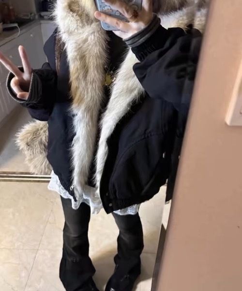 LAMPOON(ランプーン)の「フェイクファーフードブルゾン(ブルゾン・レディース・グレー/ブラック・SMALL/MEDIUM/LARGE/X-LARGE)」の5枚目の写真