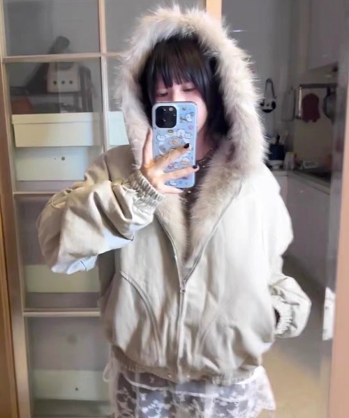 LAMPOON(ランプーン)の「フェイクファーフードブルゾン(ブルゾン・レディース・グレー/ブラック・SMALL/MEDIUM/LARGE/X-LARGE)」の9枚目の写真