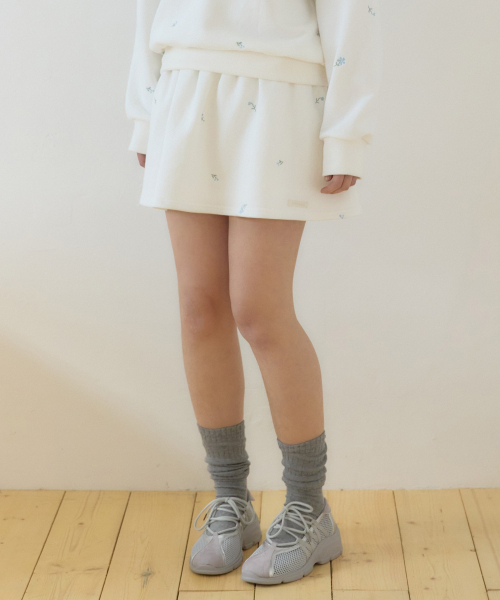 OURHOPE（アワーホープ）の「FLORA 刺繍フレアウエストゴムスカート - ホワイト（スカート・レディース・ホワイト・ONE）」の2枚目の写真