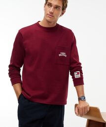 バーシティロゴ入りポケット付きリラックスフィット長袖Tシャツ