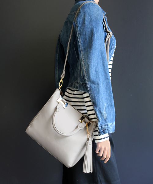 MONICA（モニカ）の「タッセル付　ショルダートート　Sサイズ（ショルダーバッグ・レディース・ブラック/アイボリー/グレー/レッド/ブラウン/グレー系その他・FREE）」の3枚目の写真