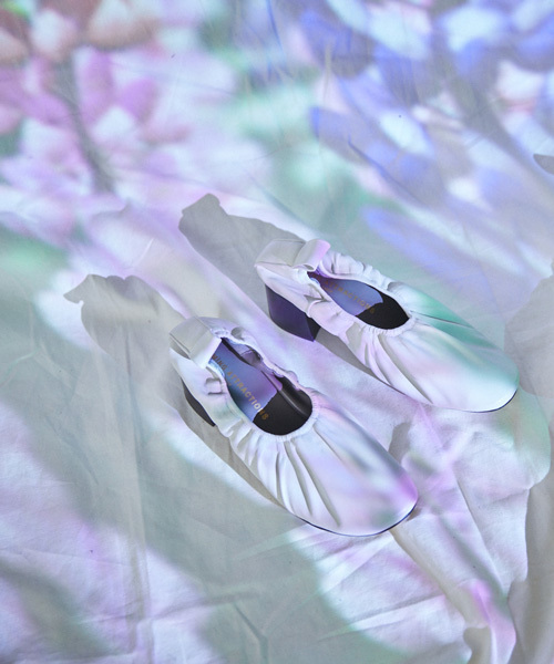 COMING ATTRACTIONS(カミングアトラクションズ)の「COMING ATTRACTIONS / ギャザーバレエシューズ ヒール(パンプス・レディース・ブルー/ホワイト/ブラック・36/37/38)」の2枚目の写真