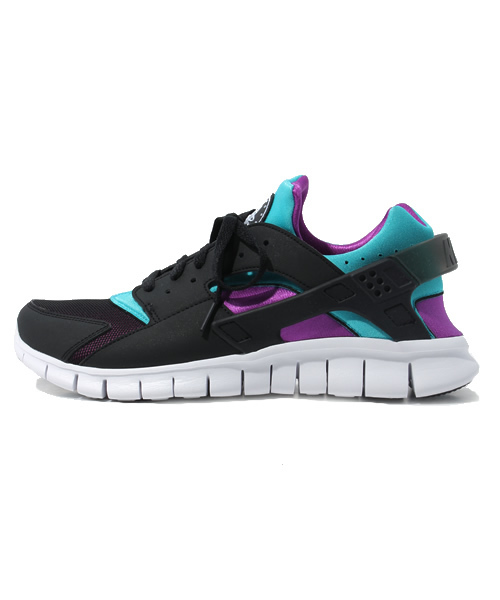 NIKE（ナイキ）の「HUARACHE FREE RUN ハラチ フリー（スニーカー・メンズ・ホワイト/ブラック・26.5cm/27cm/27.5cm/28cm/28.5cm）」の3枚目の写真