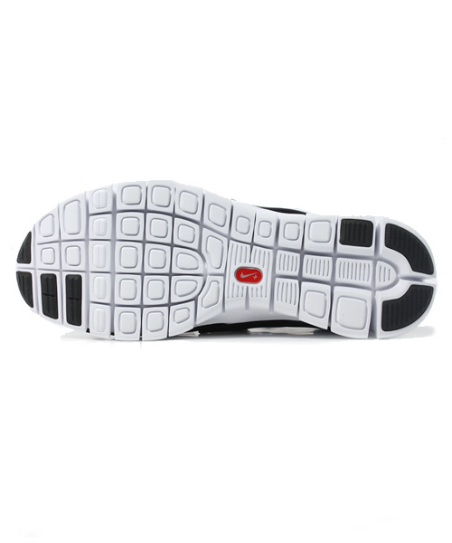 NIKE（ナイキ）の「HUARACHE FREE RUN ハラチ フリー（スニーカー・メンズ・ホワイト/ブラック・26.5cm/27cm/27.5cm/28cm/28.5cm）」の4枚目の写真